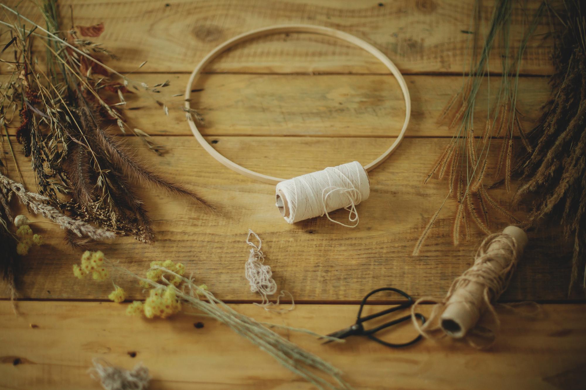 Studio di ricamo con telaio e fili naturali